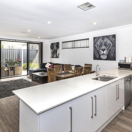 Luxury Home In Christies Beach With King Bed, Nbn, Netflix, 3Bed 2Bath Exterior foto