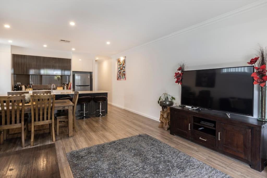 Luxury Home In Christies Beach With King Bed, Nbn, Netflix, 3Bed 2Bath Exterior foto